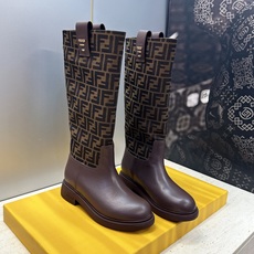 芬迪 Fendi. 2026秋冬新款系列高筒及膝女长靴 F家字母logo老花面五金皮带扣低跟圆头一脚蹬机车骑士靴 材质: 芬迪 Fendi. 2026秋冬新款系列高筒及膝女长靴 F家字母logo老花面五金皮带扣低跟圆头一脚蹬机车骑士靴 材质: