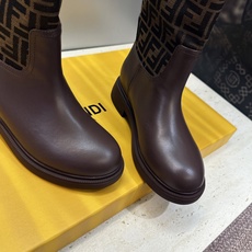 芬迪 Fendi. 2026秋冬新款系列高筒及膝女长靴 F家字母logo老花面五金皮带扣低跟圆头一脚蹬机车骑士靴 材质: 芬迪 Fendi. 2026秋冬新款系列高筒及膝女长靴 F家字母logo老花面五金皮带扣低跟圆头一脚蹬机车骑士靴 材质: