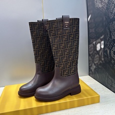 芬迪 Fendi. 2026秋冬新款系列高筒及膝女长靴 F家字母logo老花面五金皮带扣低跟圆头一脚蹬机车骑士靴 材质: 芬迪 Fendi. 2026秋冬新款系列高筒及膝女长靴 F家字母logo老花面五金皮带扣低跟圆头一脚蹬机车骑士靴 材质: