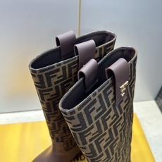 芬迪 Fendi. 2026秋冬新款系列高筒及膝女长靴 F家字母logo老花面五金皮带扣低跟圆头一脚蹬机车骑士靴 材质: 芬迪 Fendi. 2026秋冬新款系列高筒及膝女长靴 F家字母logo老花面五金皮带扣低跟圆头一脚蹬机车骑士靴 材质: