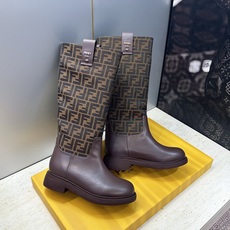 芬迪 Fendi. 2026秋冬新款系列高筒及膝女长靴 F家字母logo老花面五金皮带扣低跟圆头一脚蹬机车骑士靴 材质: 芬迪 Fendi. 2026秋冬新款系列高筒及膝女长靴 F家字母logo老花面五金皮带扣低跟圆头一脚蹬机车骑士靴 材质:
