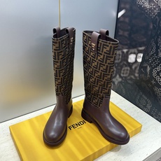芬迪 Fendi. 2026秋冬新款系列高筒及膝女长靴 F家字母logo老花面五金皮带扣低跟圆头一脚蹬机车骑士靴 材质: 芬迪 Fendi. 2026秋冬新款系列高筒及膝女长靴 F家字母logo老花面五金皮带扣低跟圆头一脚蹬机车骑士靴 材质: