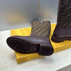 芬迪 Fendi. 2026秋冬新款系列高筒及膝女长靴 F家字母logo老花面五金皮带扣低跟圆头一脚蹬机车骑士靴 材质: 芬迪 Fendi. 2026秋冬新款系列高筒及膝女长靴 F家字母logo老花面五金皮带扣低跟圆头一脚蹬机车骑士靴 材质: