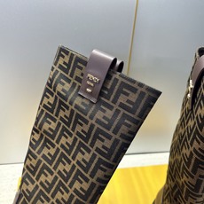 芬迪 Fendi. 2026秋冬新款系列高筒及膝女长靴 F家字母logo老花面五金皮带扣低跟圆头一脚蹬机车骑士靴 材质: 芬迪 Fendi. 2026秋冬新款系列高筒及膝女长靴 F家字母logo老花面五金皮带扣低跟圆头一脚蹬机车骑士靴 材质: