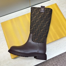 芬迪 Fendi. 2026秋冬新款系列高筒及膝女长靴 F家字母logo老花面五金皮带扣低跟圆头一脚蹬机车骑士靴 材质: 芬迪 Fendi. 2026秋冬新款系列高筒及膝女长靴 F家字母logo老花面五金皮带扣低跟圆头一脚蹬机车骑士靴 材质:
