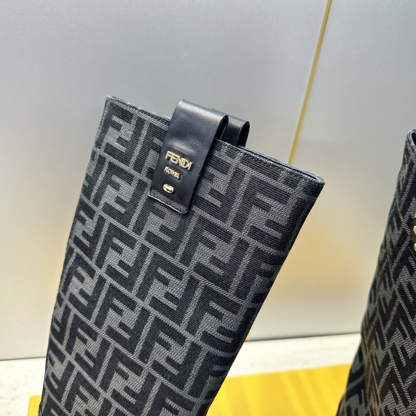 芬迪 Fendi. 2026秋冬新款系列高筒及膝女长靴 F家字母logo老花面五金皮带扣低跟圆头一脚蹬机车骑士靴 材质：