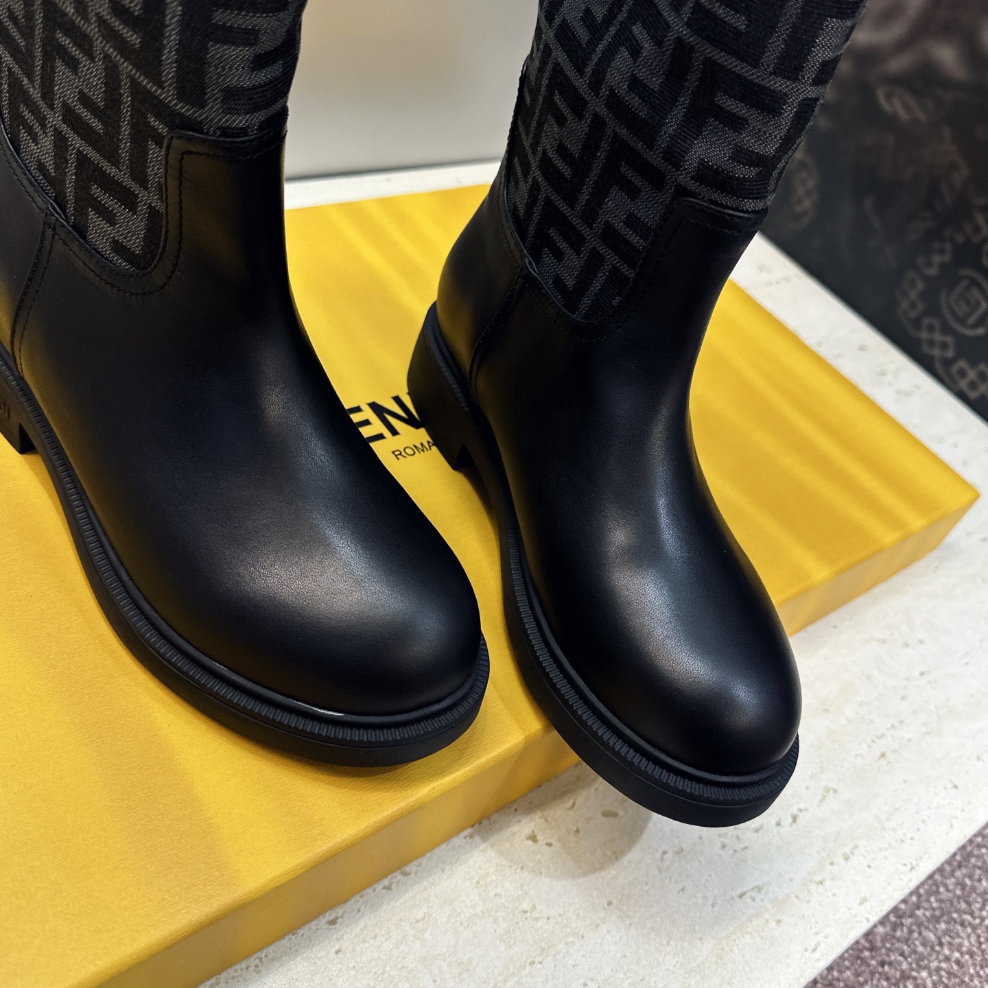 芬迪 Fendi. 2026秋冬新款系列高筒及膝女长靴 F家字母logo老花面五金皮带扣低跟圆头一脚蹬机车骑士靴 材质：