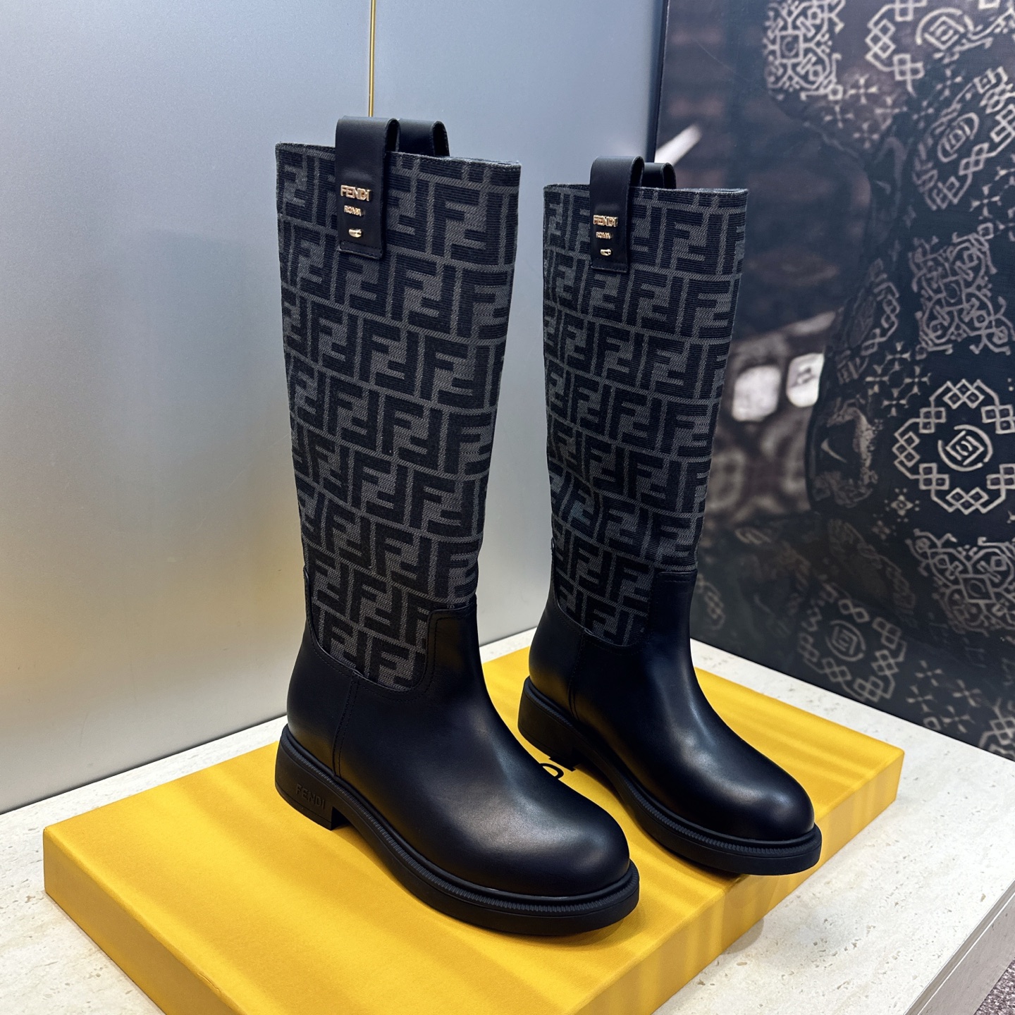芬迪 Fendi. 2026秋冬新款系列高筒及膝女长靴 F家字母logo老花面五金皮带扣低跟圆头一脚蹬机车骑士靴 材质：