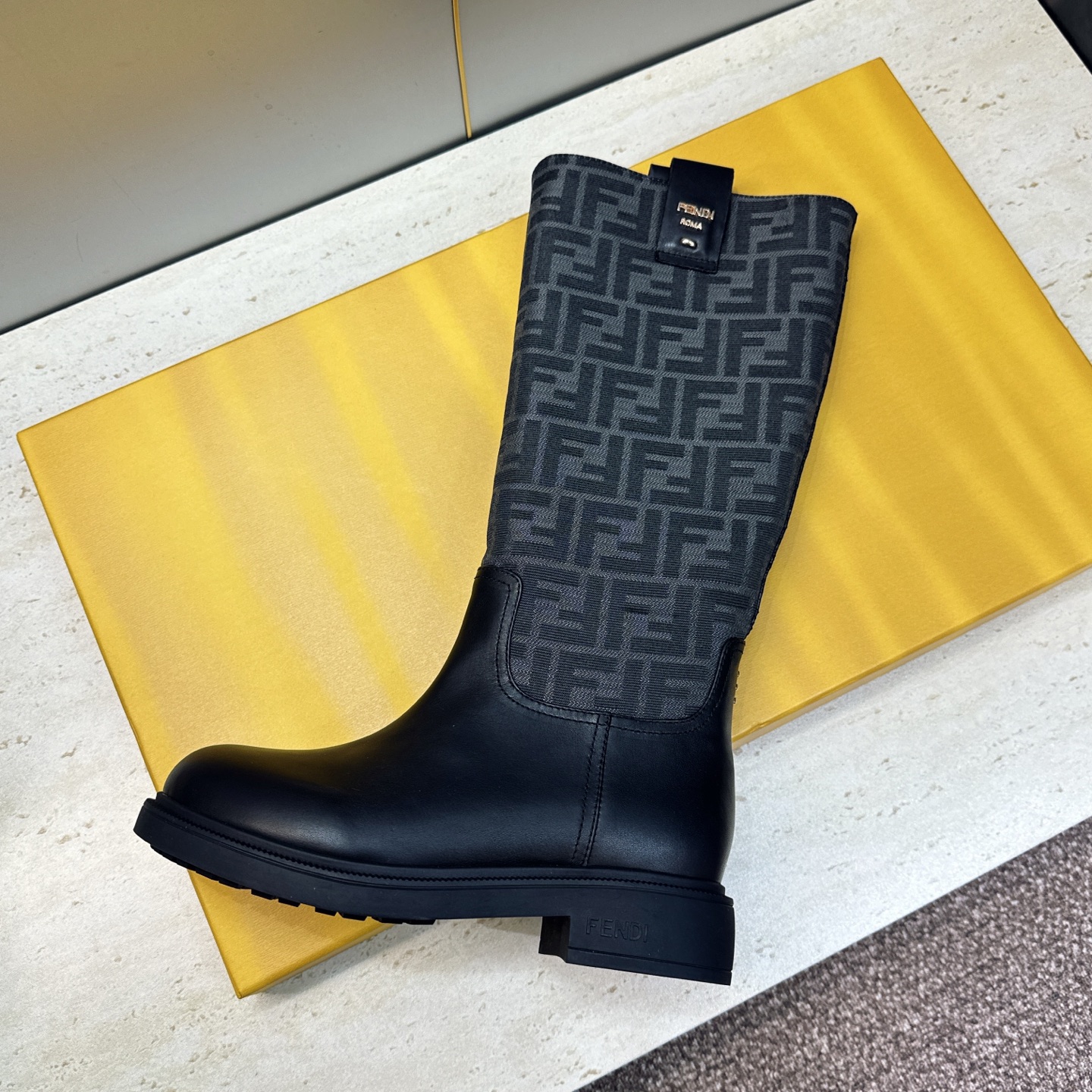 芬迪 Fendi. 2026秋冬新款系列高筒及膝女长靴 F家字母logo老花面五金皮带扣低跟圆头一脚蹬机车骑士靴 材质：