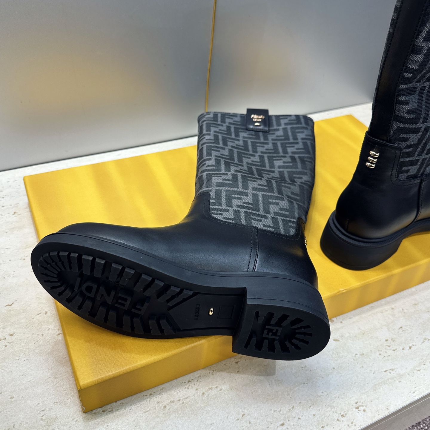 芬迪 Fendi. 2026秋冬新款系列高筒及膝女长靴 F家字母logo老花面五金皮带扣低跟圆头一脚蹬机车骑士靴 材质：