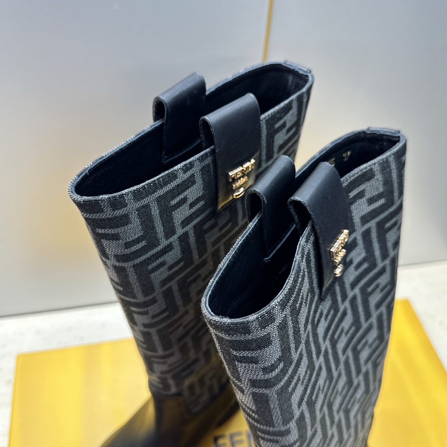 芬迪 Fendi. 2026秋冬新款系列高筒及膝女长靴 F家字母logo老花面五金皮带扣低跟圆头一脚蹬机车骑士靴 材质：
