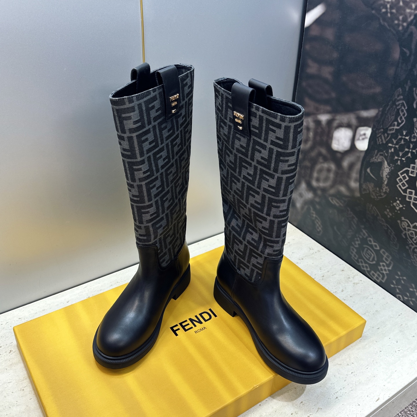 芬迪 Fendi. 2026秋冬新款系列高筒及膝女长靴 F家字母logo老花面五金皮带扣低跟圆头一脚蹬机车骑士靴 材质：