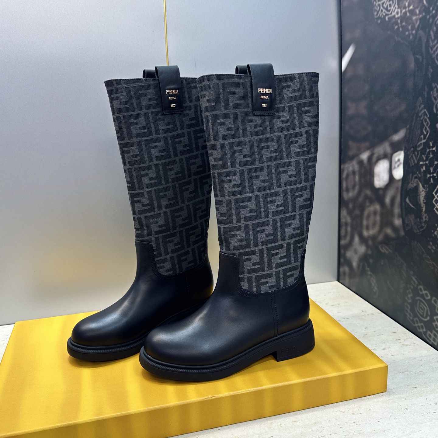 芬迪 Fendi. 2026秋冬新款系列高筒及膝女长靴 F家字母logo老花面五金皮带扣低跟圆头一脚蹬机车骑士靴 材质：