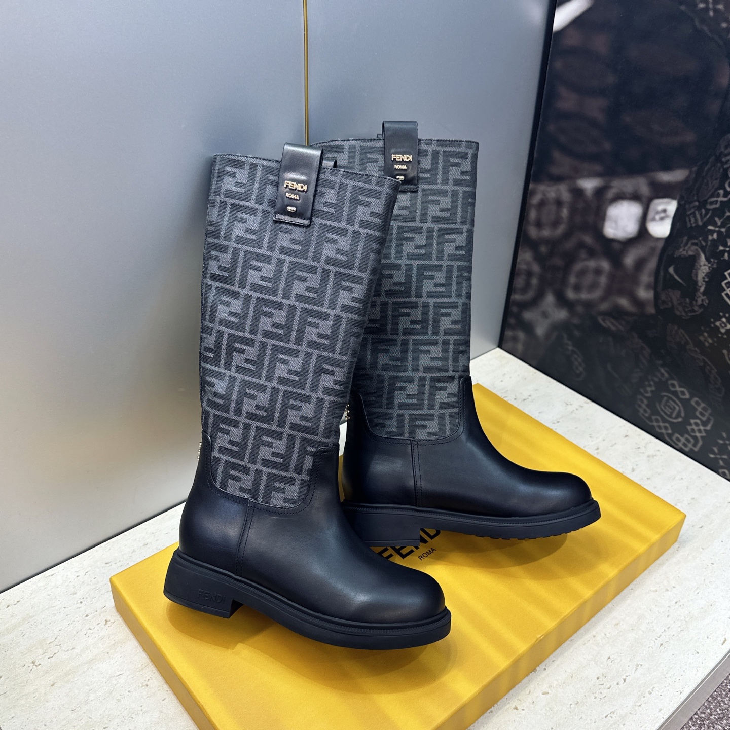 芬迪 Fendi. 2026秋冬新款系列高筒及膝女长靴 F家字母logo老花面五金皮带扣低跟圆头一脚蹬机车骑士靴 材质：