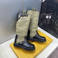 芬迪 Fendi. 2026秋冬新款系列高筒及膝女长靴 F家字母logo五金皮带扣低跟圆头一脚蹬机车骑士靴 材质:鞋面进 芬迪 Fendi. 2026秋冬新款系列高筒及膝女长靴 F家字母logo五金皮带扣低跟圆头一脚蹬机车骑士靴 材质:鞋面进