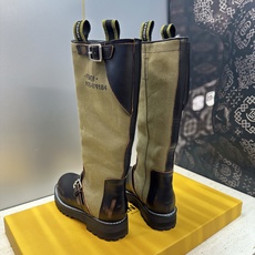 芬迪 Fendi. 2026秋冬新款系列高筒及膝女长靴 F家字母logo五金皮带扣低跟圆头一脚蹬机车骑士靴 材质:鞋面进 芬迪 Fendi. 2026秋冬新款系列高筒及膝女长靴 F家字母logo五金皮带扣低跟圆头一脚蹬机车骑士靴 材质:鞋面进