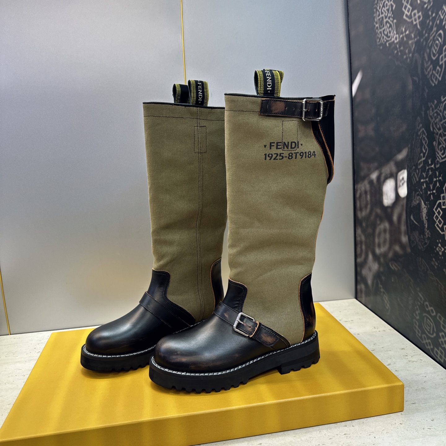 芬迪 Fendi. 2026秋冬新款系列高筒及膝女长靴 F家字母logo五金皮带扣低跟圆头一脚蹬机车骑士靴 材质:鞋面进 芬迪 Fendi. 2026秋冬新款系列高筒及膝女长靴 F家字母logo五金皮带扣低跟圆头一脚蹬机车骑士靴 材质:鞋面进
