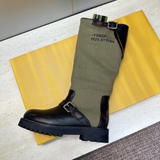 芬迪 Fendi. 2026秋冬新款系列高筒及膝女长靴 F家字母logo五金皮带扣低跟圆头一脚蹬机车骑士靴 材质:鞋面进 芬迪 Fendi. 2026秋冬新款系列高筒及膝女长靴 F家字母logo五金皮带扣低跟圆头一脚蹬机车骑士靴 材质:鞋面进
