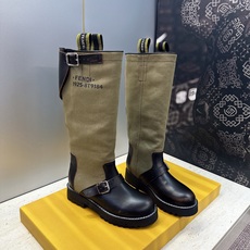 芬迪 Fendi. 2026秋冬新款系列高筒及膝女长靴 F家字母logo五金皮带扣低跟圆头一脚蹬机车骑士靴 材质:鞋面进 芬迪 Fendi. 2026秋冬新款系列高筒及膝女长靴 F家字母logo五金皮带扣低跟圆头一脚蹬机车骑士靴 材质:鞋面进