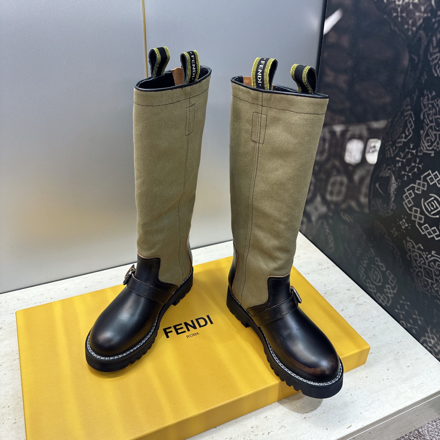 芬迪 Fendi. 2026秋冬新款系列高筒及膝女长靴 F家字母logo五金皮带扣低跟圆头一脚蹬机车骑士靴 材质:鞋面进 芬迪 Fendi. 2026秋冬新款系列高筒及膝女长靴 F家字母logo五金皮带扣低跟圆头一脚蹬机车骑士靴 材质:鞋面进