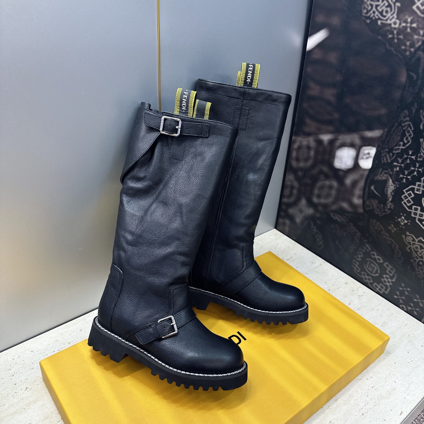 布面 芬迪 Fendi. 2026秋冬新款系列高筒及膝女长靴 F家字母logo五金皮带扣低跟圆头一脚蹬机车骑士靴 材质: 布面 芬迪 Fendi. 2026秋冬新款系列高筒及膝女长靴 F家字母logo五金皮带扣低跟圆头一脚蹬机车骑士靴 材质: