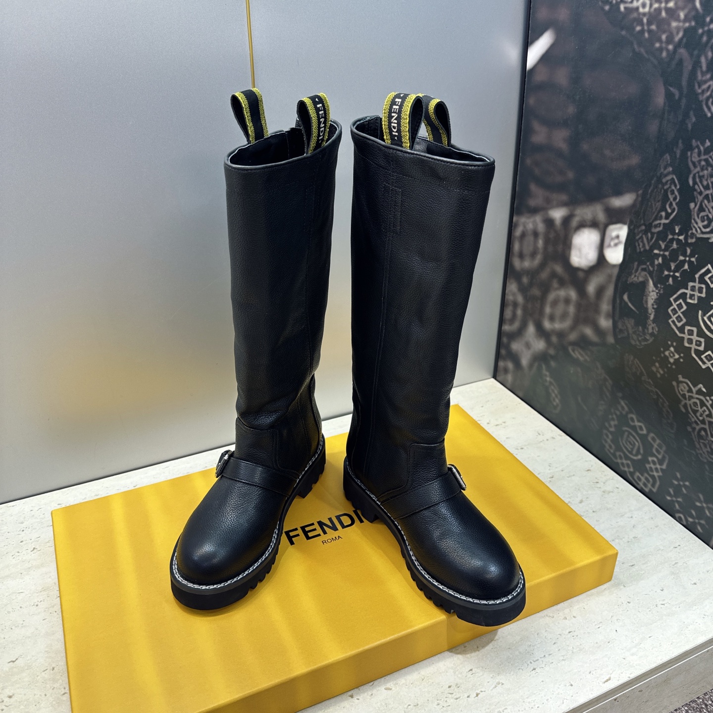 布面 芬迪 Fendi. 2026秋冬新款系列高筒及膝女长靴 F家字母logo五金皮带扣低跟圆头一脚蹬机车骑士靴 材质: 布面 芬迪 Fendi. 2026秋冬新款系列高筒及膝女长靴 F家字母logo五金皮带扣低跟圆头一脚蹬机车骑士靴 材质: