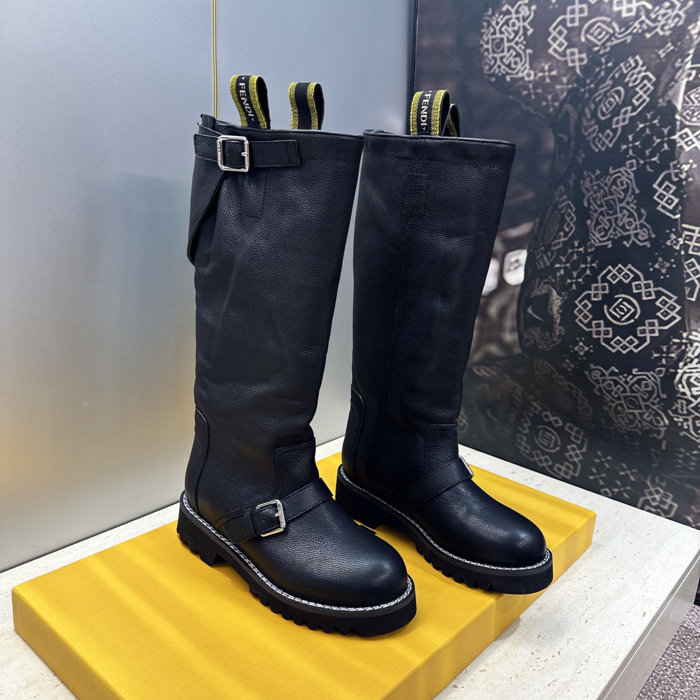 布面 芬迪 Fendi. 2026秋冬新款系列高筒及膝女长靴 F家字母logo五金皮带扣低跟圆头一脚蹬机车骑士靴 材质: 布面 芬迪 Fendi. 2026秋冬新款系列高筒及膝女长靴 F家字母logo五金皮带扣低跟圆头一脚蹬机车骑士靴 材质: