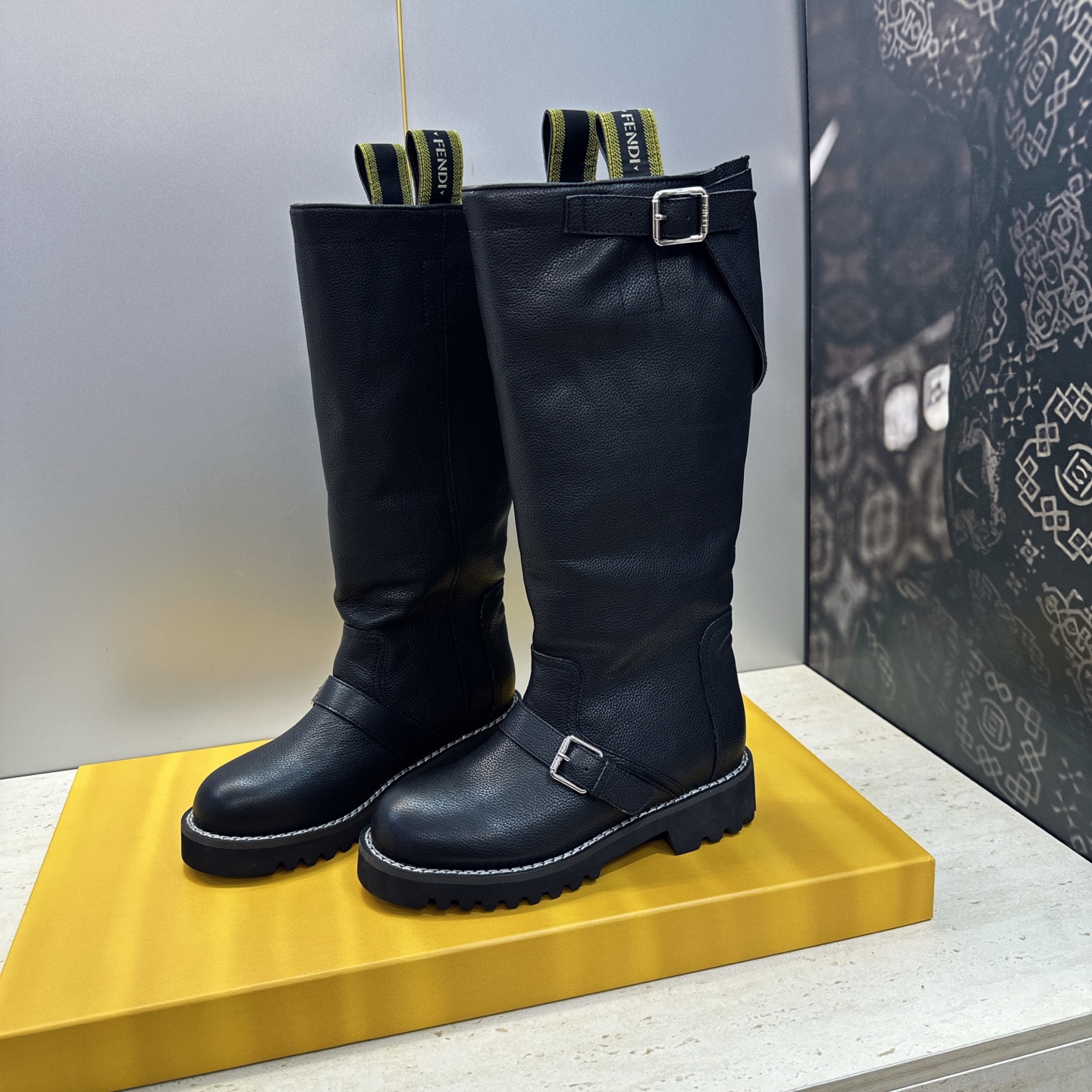 布面 芬迪 Fendi. 2026秋冬新款系列高筒及膝女长靴 F家字母logo五金皮带扣低跟圆头一脚蹬机车骑士靴 材质: 布面 芬迪 Fendi. 2026秋冬新款系列高筒及膝女长靴 F家字母logo五金皮带扣低跟圆头一脚蹬机车骑士靴 材质: