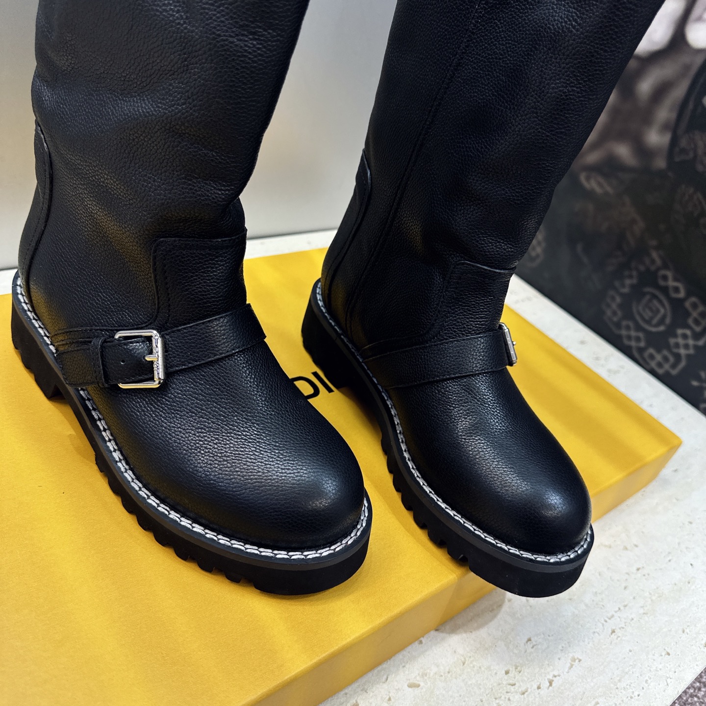 布面 芬迪 Fendi. 2026秋冬新款系列高筒及膝女长靴 F家字母logo五金皮带扣低跟圆头一脚蹬机车骑士靴 材质: 布面 芬迪 Fendi. 2026秋冬新款系列高筒及膝女长靴 F家字母logo五金皮带扣低跟圆头一脚蹬机车骑士靴 材质: