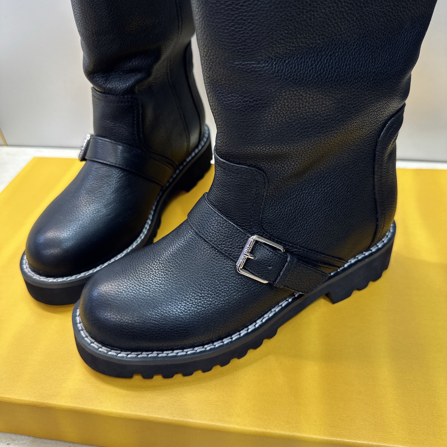 布面 芬迪 Fendi. 2026秋冬新款系列高筒及膝女长靴 F家字母logo五金皮带扣低跟圆头一脚蹬机车骑士靴 材质: 布面 芬迪 Fendi. 2026秋冬新款系列高筒及膝女长靴 F家字母logo五金皮带扣低跟圆头一脚蹬机车骑士靴 材质: