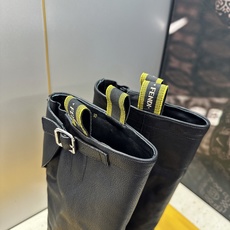 布面 芬迪 Fendi. 2026秋冬新款系列高筒及膝女长靴 F家字母logo五金皮带扣低跟圆头一脚蹬机车骑士靴 材质: 布面 芬迪 Fendi. 2026秋冬新款系列高筒及膝女长靴 F家字母logo五金皮带扣低跟圆头一脚蹬机车骑士靴 材质: