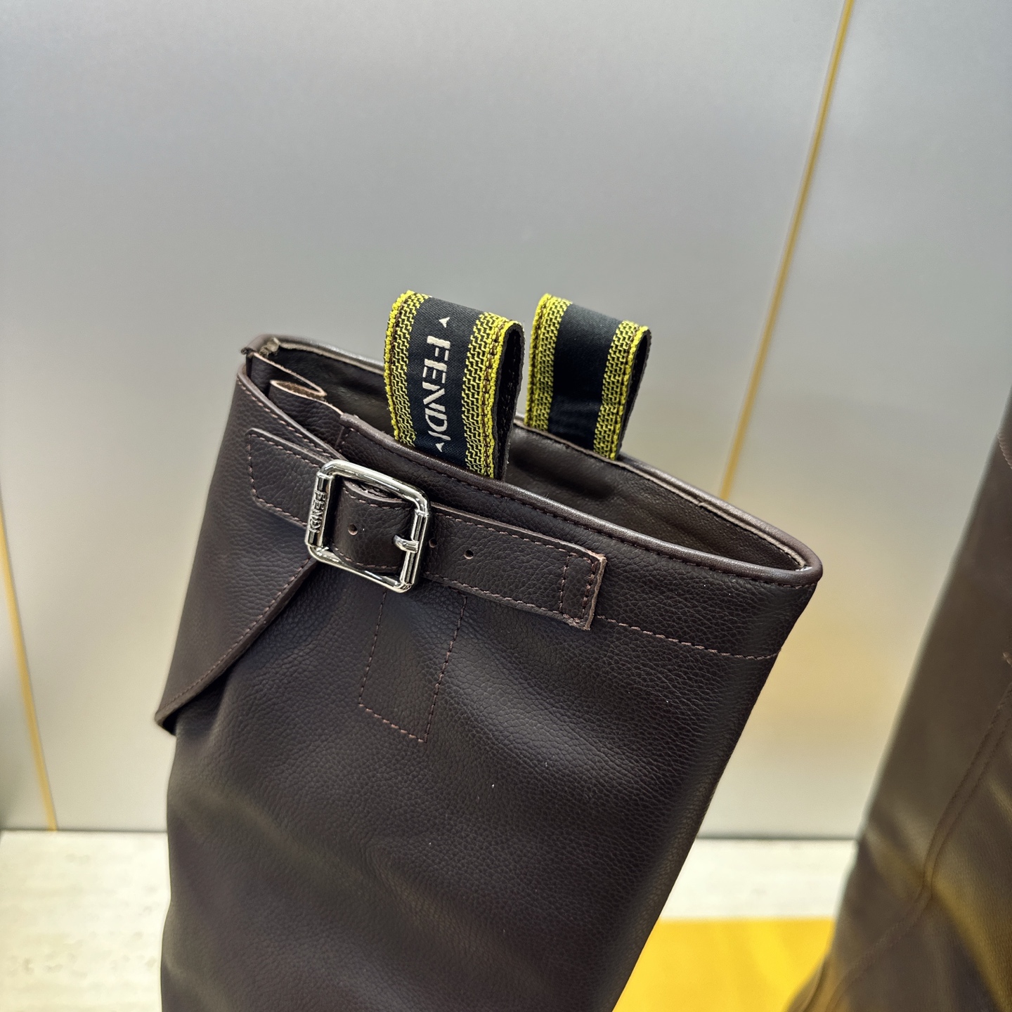 布面 芬迪 Fendi. 2026秋冬新款系列高筒及膝女长靴 F家字母logo五金皮带扣低跟圆头一脚蹬机车骑士靴 材质: 布面 芬迪 Fendi. 2026秋冬新款系列高筒及膝女长靴 F家字母logo五金皮带扣低跟圆头一脚蹬机车骑士靴 材质:
