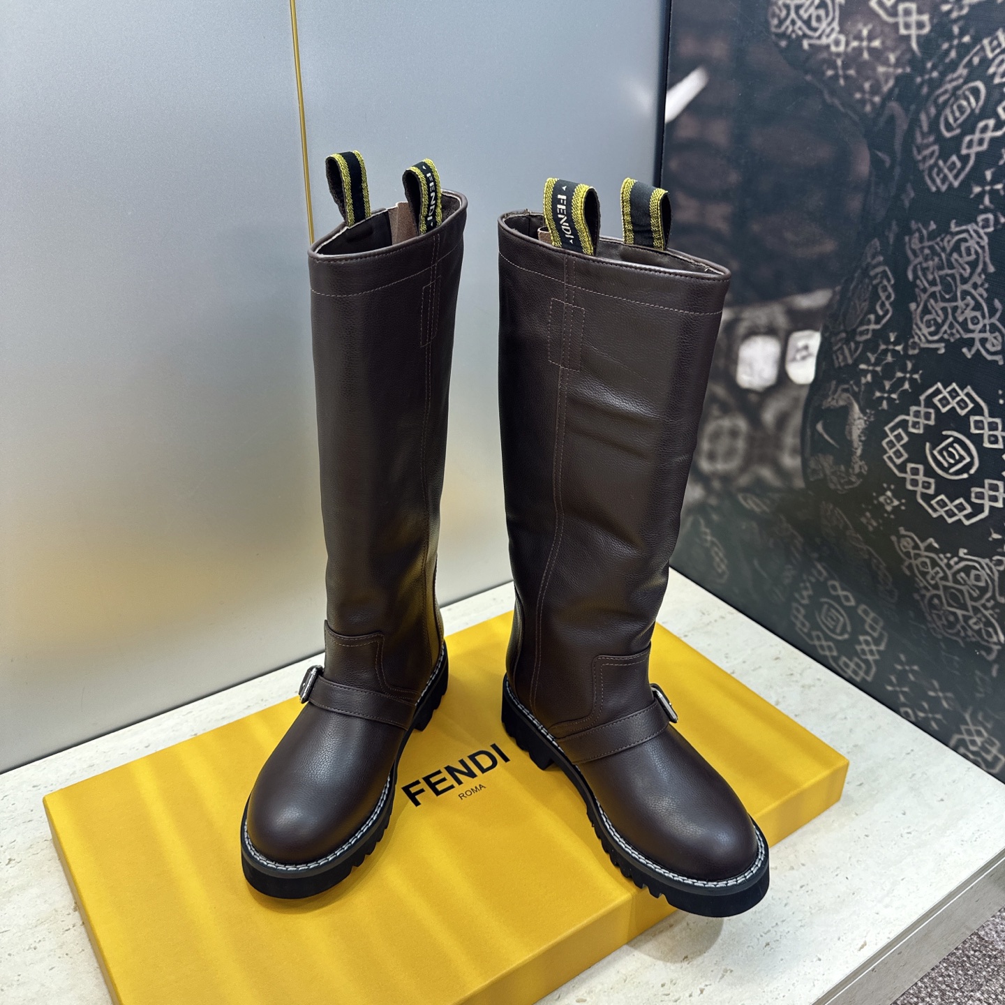 布面 芬迪 Fendi. 2026秋冬新款系列高筒及膝女长靴 F家字母logo五金皮带扣低跟圆头一脚蹬机车骑士靴 材质: 布面 芬迪 Fendi. 2026秋冬新款系列高筒及膝女长靴 F家字母logo五金皮带扣低跟圆头一脚蹬机车骑士靴 材质: