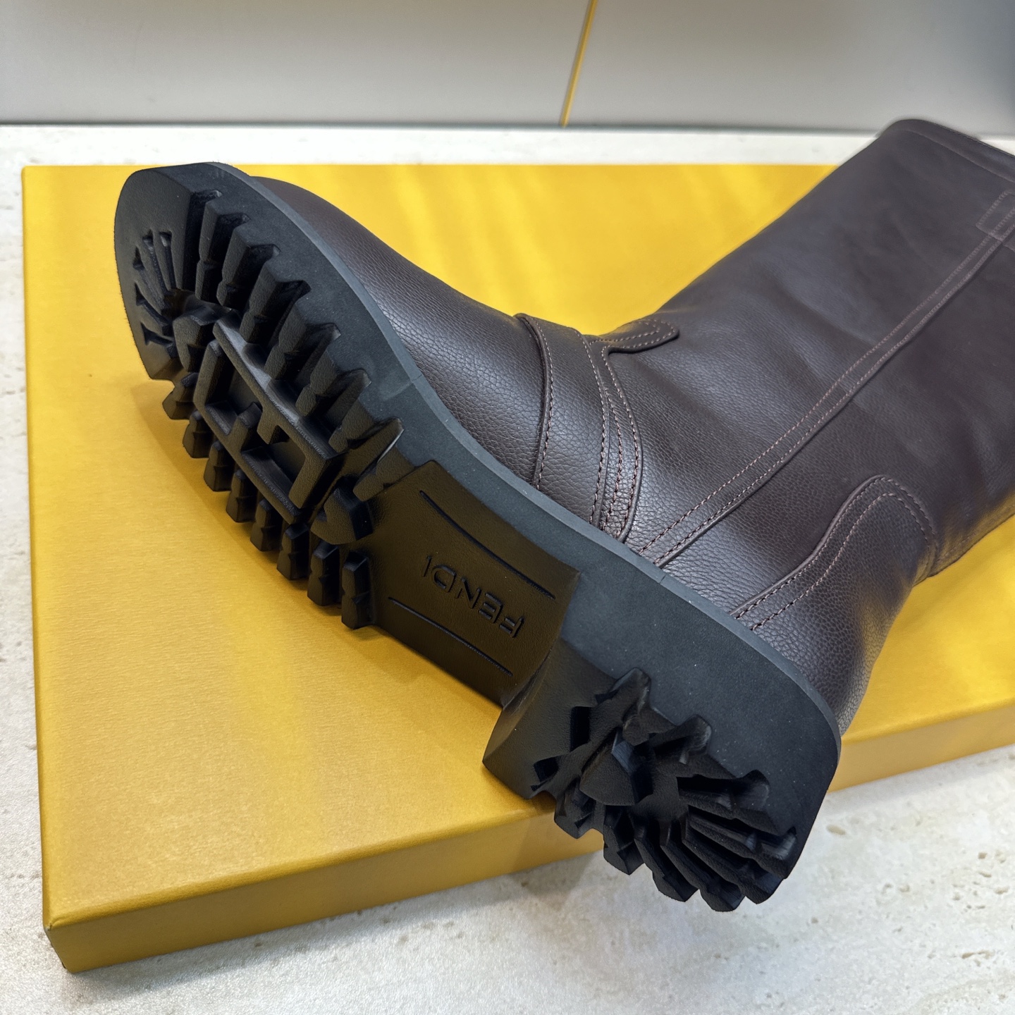 布面 芬迪 Fendi. 2026秋冬新款系列高筒及膝女长靴 F家字母logo五金皮带扣低跟圆头一脚蹬机车骑士靴 材质: 布面 芬迪 Fendi. 2026秋冬新款系列高筒及膝女长靴 F家字母logo五金皮带扣低跟圆头一脚蹬机车骑士靴 材质: