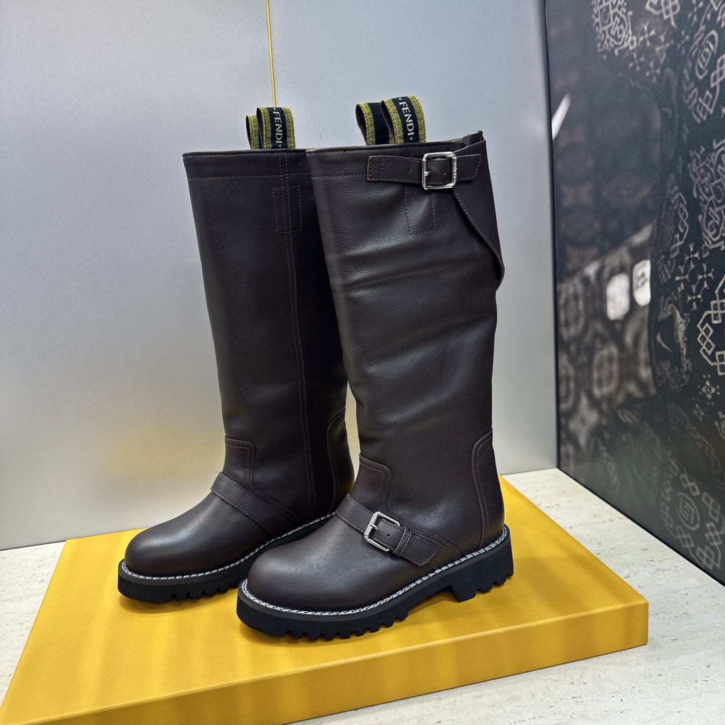 布面 芬迪 Fendi. 2026秋冬新款系列高筒及膝女长靴 F家字母logo五金皮带扣低跟圆头一脚蹬机车骑士靴 材质: 布面 芬迪 Fendi. 2026秋冬新款系列高筒及膝女长靴 F家字母logo五金皮带扣低跟圆头一脚蹬机车骑士靴 材质: