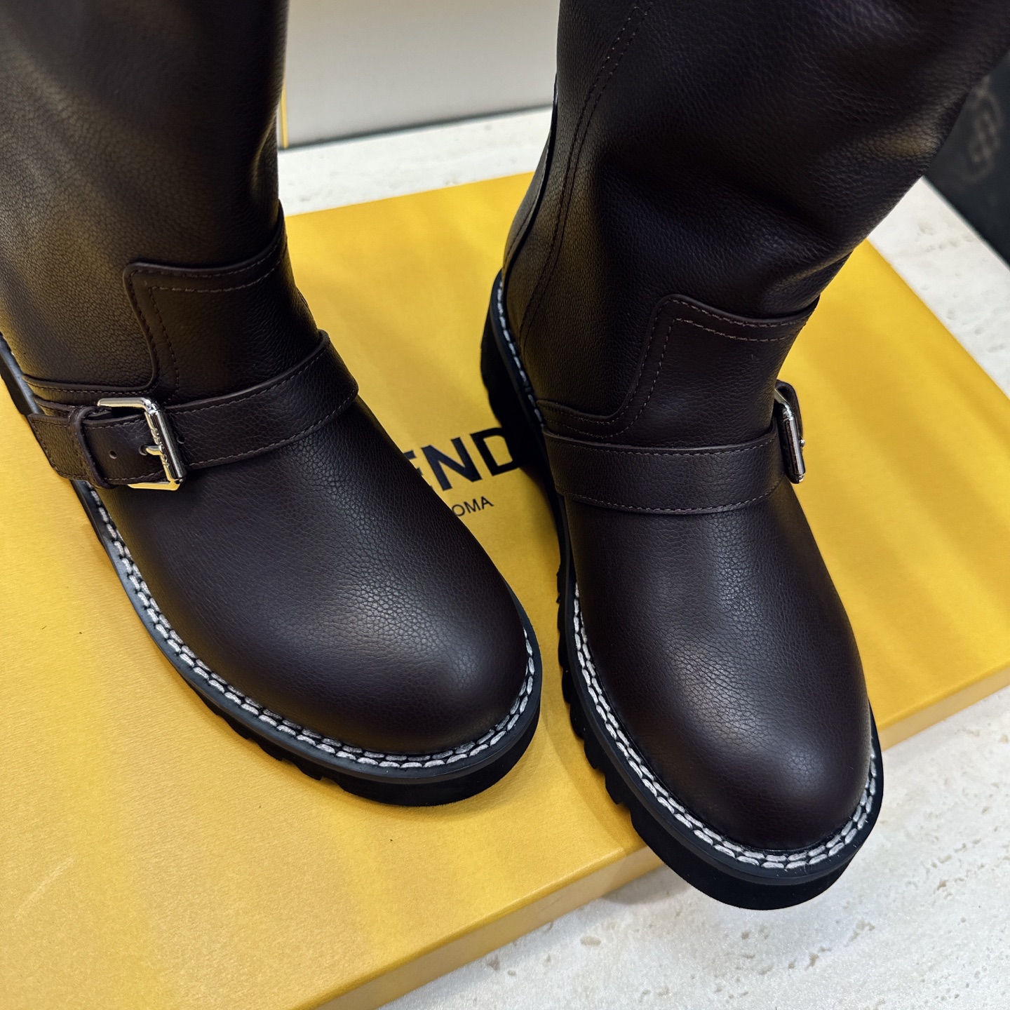 布面 芬迪 Fendi. 2026秋冬新款系列高筒及膝女长靴 F家字母logo五金皮带扣低跟圆头一脚蹬机车骑士靴 材质: 布面 芬迪 Fendi. 2026秋冬新款系列高筒及膝女长靴 F家字母logo五金皮带扣低跟圆头一脚蹬机车骑士靴 材质:
