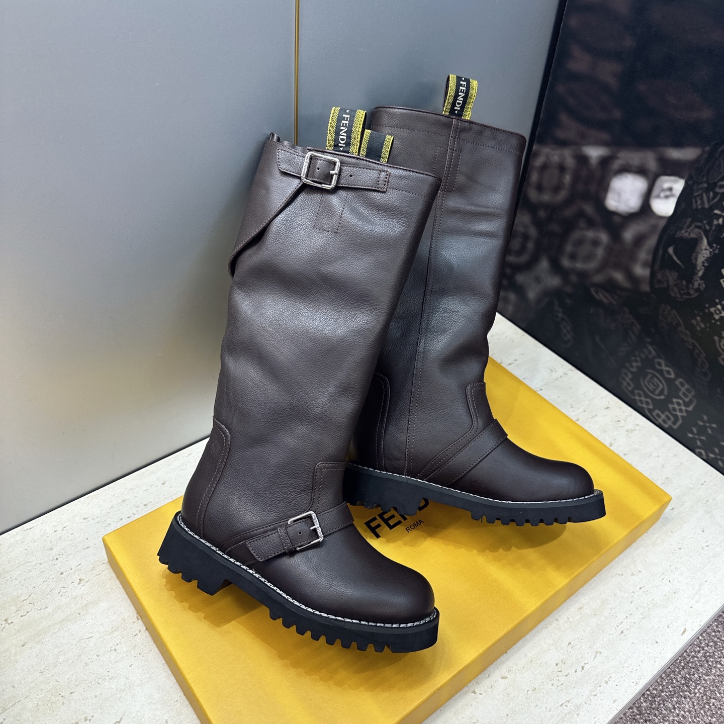 布面 芬迪 Fendi. 2026秋冬新款系列高筒及膝女长靴 F家字母logo五金皮带扣低跟圆头一脚蹬机车骑士靴 材质: 布面 芬迪 Fendi. 2026秋冬新款系列高筒及膝女长靴 F家字母logo五金皮带扣低跟圆头一脚蹬机车骑士靴 材质: