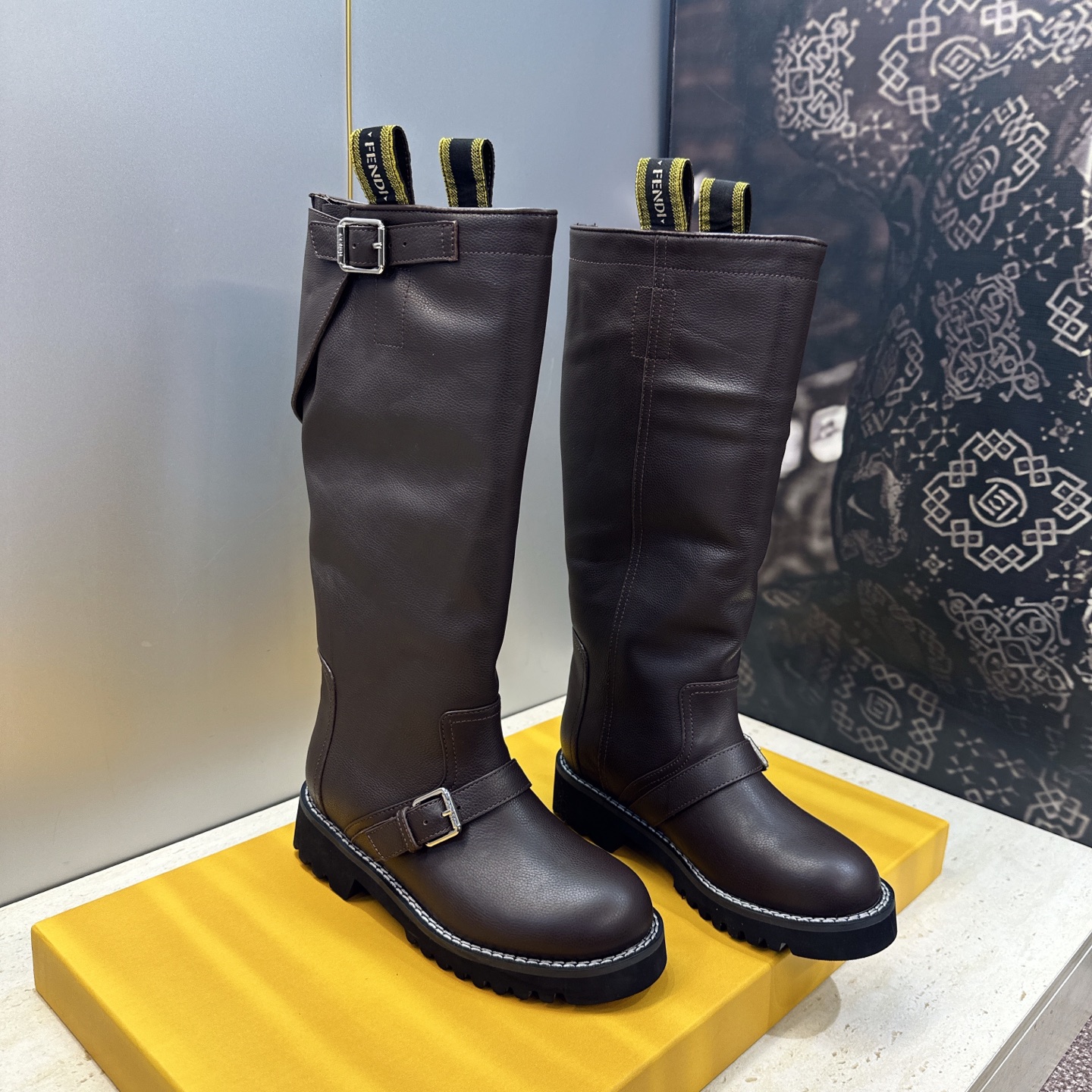 布面 芬迪 Fendi. 2026秋冬新款系列高筒及膝女长靴 F家字母logo五金皮带扣低跟圆头一脚蹬机车骑士靴 材质: 布面 芬迪 Fendi. 2026秋冬新款系列高筒及膝女长靴 F家字母logo五金皮带扣低跟圆头一脚蹬机车骑士靴 材质: