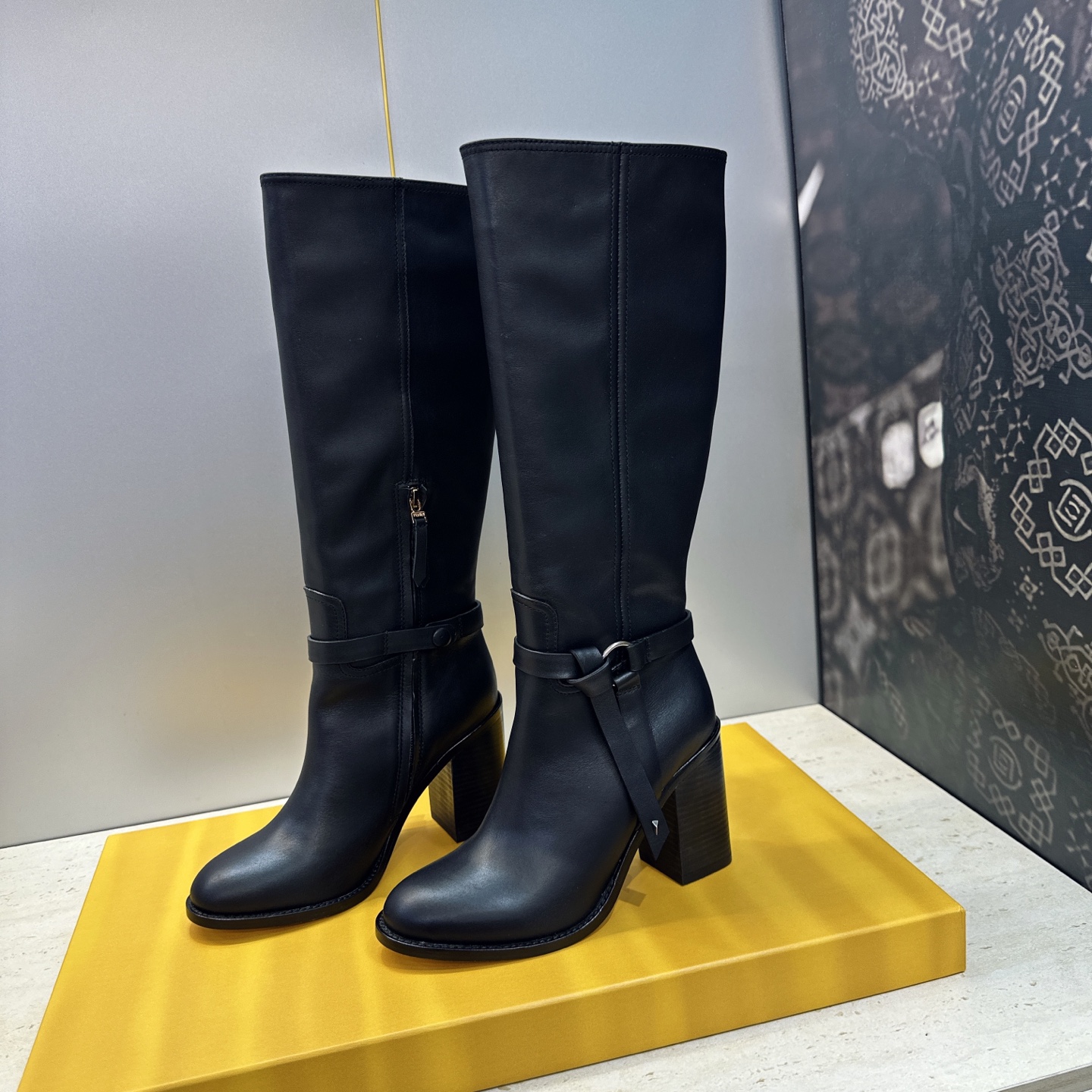 芬迪 Fendi. 2026秋冬新款系列高筒及膝流苏粗跟马丁女长靴 F家字母logo五金皮带扣高跟圆头侧拉链机车骑士靴 芬迪 Fendi. 2026秋冬新款系列高筒及膝流苏粗跟马丁女长靴 F家字母logo五金皮带扣高跟圆头侧拉链机车骑士靴