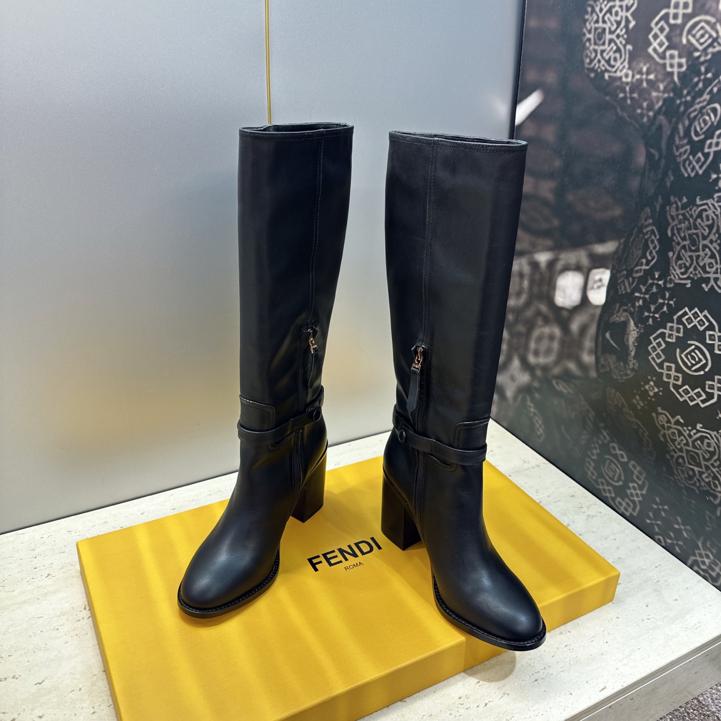 芬迪 Fendi. 2026秋冬新款系列高筒及膝流苏粗跟马丁女长靴 F家字母logo五金皮带扣高跟圆头侧拉链机车骑士靴 芬迪 Fendi. 2026秋冬新款系列高筒及膝流苏粗跟马丁女长靴 F家字母logo五金皮带扣高跟圆头侧拉链机车骑士靴