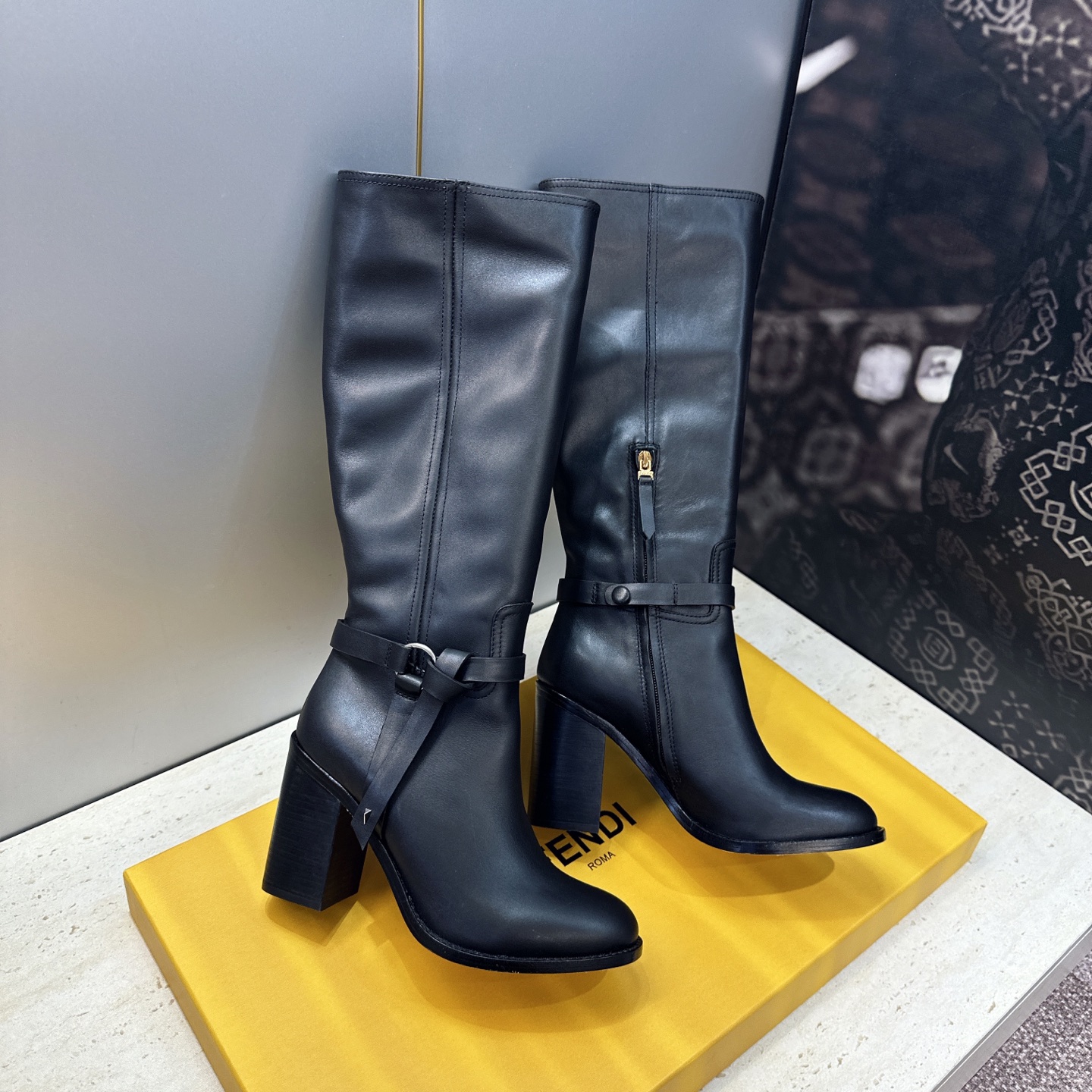 芬迪 Fendi. 2026秋冬新款系列高筒及膝流苏粗跟马丁女长靴 F家字母logo五金皮带扣高跟圆头侧拉链机车骑士靴 芬迪 Fendi. 2026秋冬新款系列高筒及膝流苏粗跟马丁女长靴 F家字母logo五金皮带扣高跟圆头侧拉链机车骑士靴