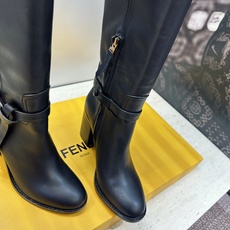 芬迪 Fendi. 2026秋冬新款系列高筒及膝流苏粗跟马丁女长靴 F家字母logo五金皮带扣高跟圆头侧拉链机车骑士靴 芬迪 Fendi. 2026秋冬新款系列高筒及膝流苏粗跟马丁女长靴 F家字母logo五金皮带扣高跟圆头侧拉链机车骑士靴