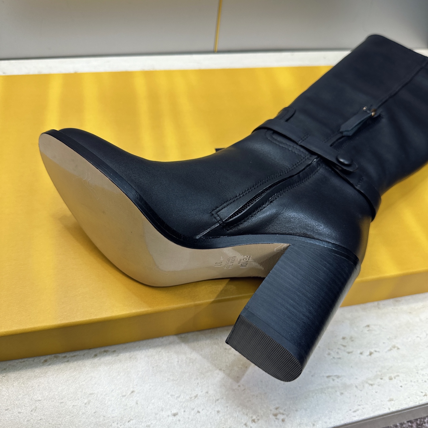 芬迪 Fendi. 2026秋冬新款系列高筒及膝流苏粗跟马丁女长靴 F家字母logo五金皮带扣高跟圆头侧拉链机车骑士靴 芬迪 Fendi. 2026秋冬新款系列高筒及膝流苏粗跟马丁女长靴 F家字母logo五金皮带扣高跟圆头侧拉链机车骑士靴