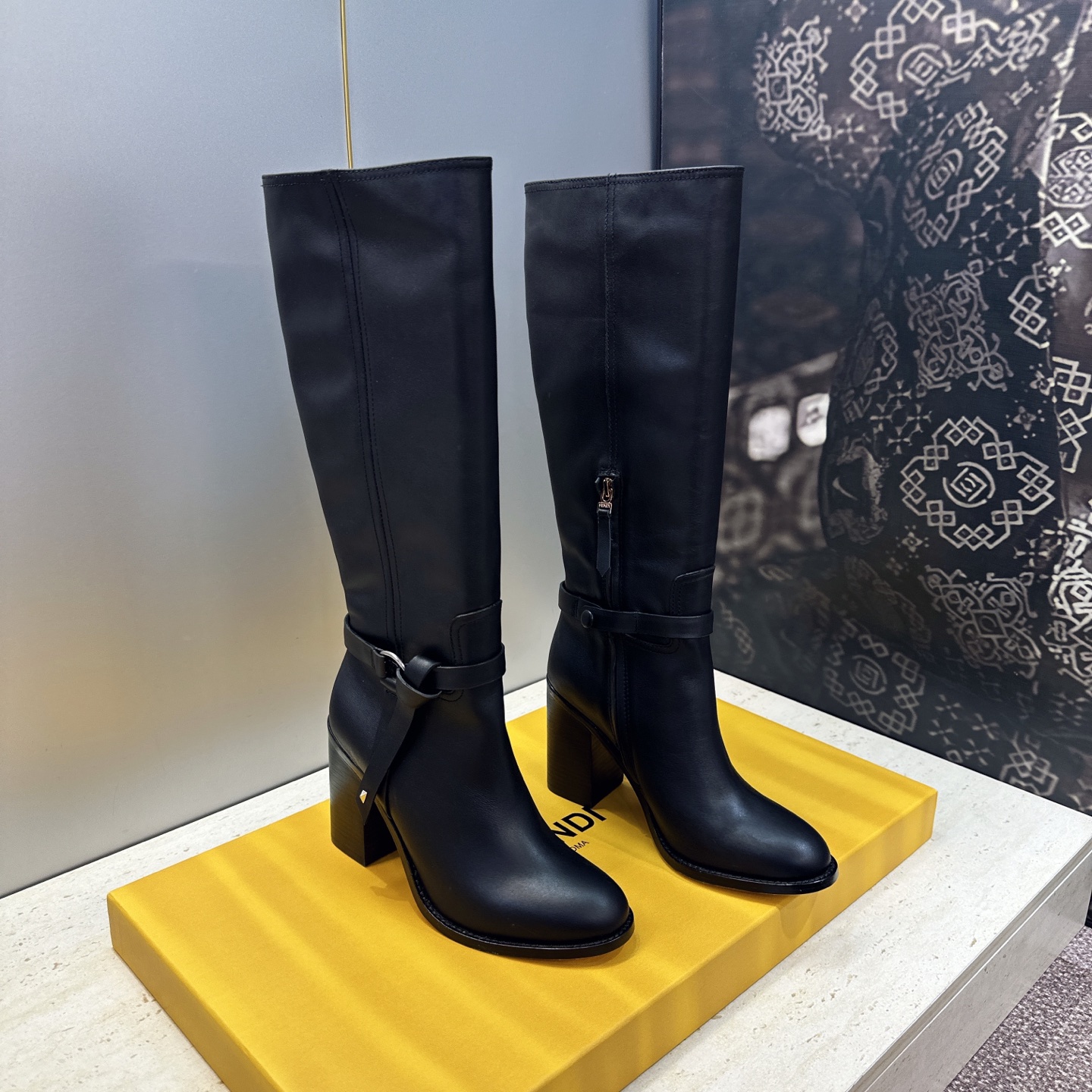 芬迪 Fendi. 2026秋冬新款系列高筒及膝流苏粗跟马丁女长靴 F家字母logo五金皮带扣高跟圆头侧拉链机车骑士靴 芬迪 Fendi. 2026秋冬新款系列高筒及膝流苏粗跟马丁女长靴 F家字母logo五金皮带扣高跟圆头侧拉链机车骑士靴