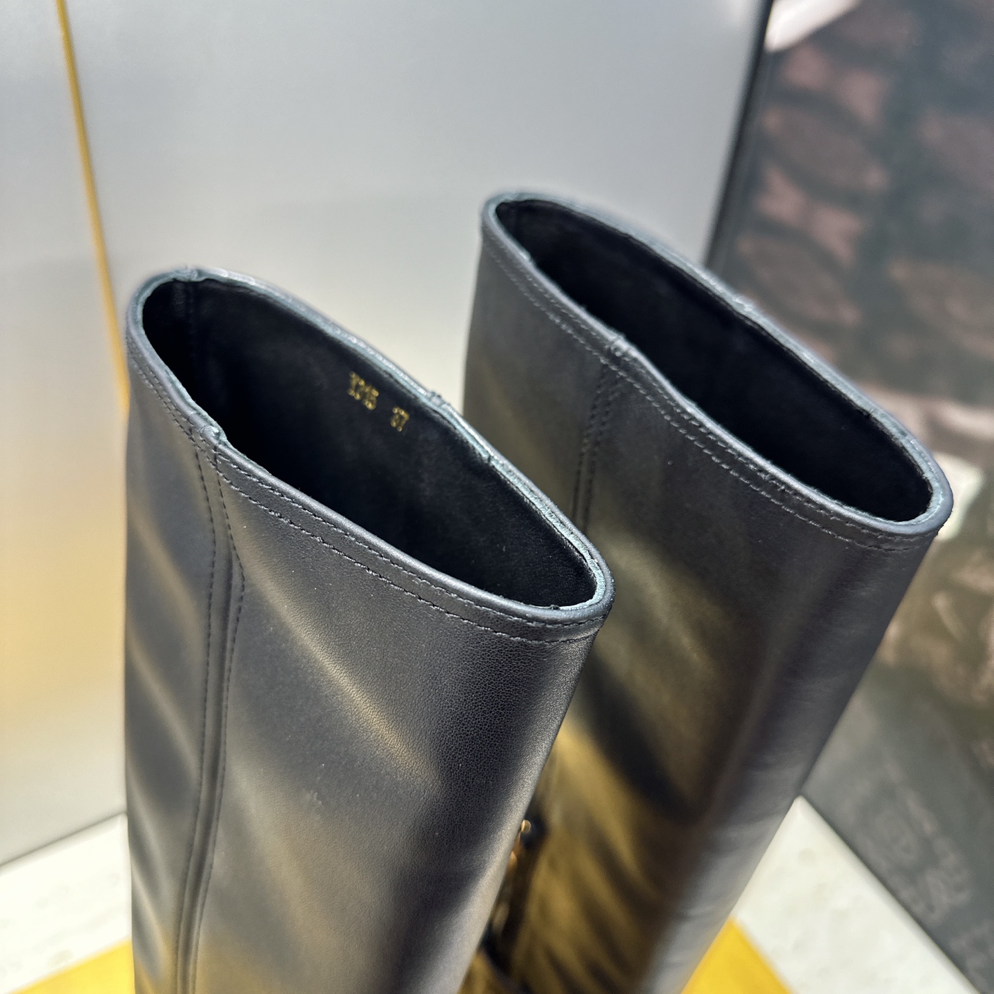 芬迪 Fendi. 2026秋冬新款系列高筒及膝流苏粗跟马丁女长靴 F家字母logo五金皮带扣高跟圆头侧拉链机车骑士靴 芬迪 Fendi. 2026秋冬新款系列高筒及膝流苏粗跟马丁女长靴 F家字母logo五金皮带扣高跟圆头侧拉链机车骑士靴