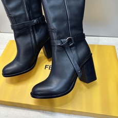 芬迪 Fendi. 2026秋冬新款系列高筒及膝流苏粗跟马丁女长靴 F家字母logo五金皮带扣高跟圆头侧拉链机车骑士靴 芬迪 Fendi. 2026秋冬新款系列高筒及膝流苏粗跟马丁女长靴 F家字母logo五金皮带扣高跟圆头侧拉链机车骑士靴