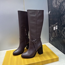 芬迪 Fendi. 2026秋冬新款系列高筒及膝流苏粗跟马丁女长靴 F家字母logo五金皮带扣高跟圆头侧拉链机车骑士靴 芬迪 Fendi. 2026秋冬新款系列高筒及膝流苏粗跟马丁女长靴 F家字母logo五金皮带扣高跟圆头侧拉链机车骑士靴