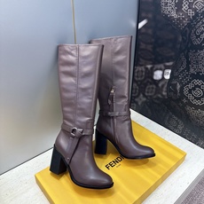 芬迪 Fendi. 2026秋冬新款系列高筒及膝流苏粗跟马丁女长靴 F家字母logo五金皮带扣高跟圆头侧拉链机车骑士靴 芬迪 Fendi. 2026秋冬新款系列高筒及膝流苏粗跟马丁女长靴 F家字母logo五金皮带扣高跟圆头侧拉链机车骑士靴
