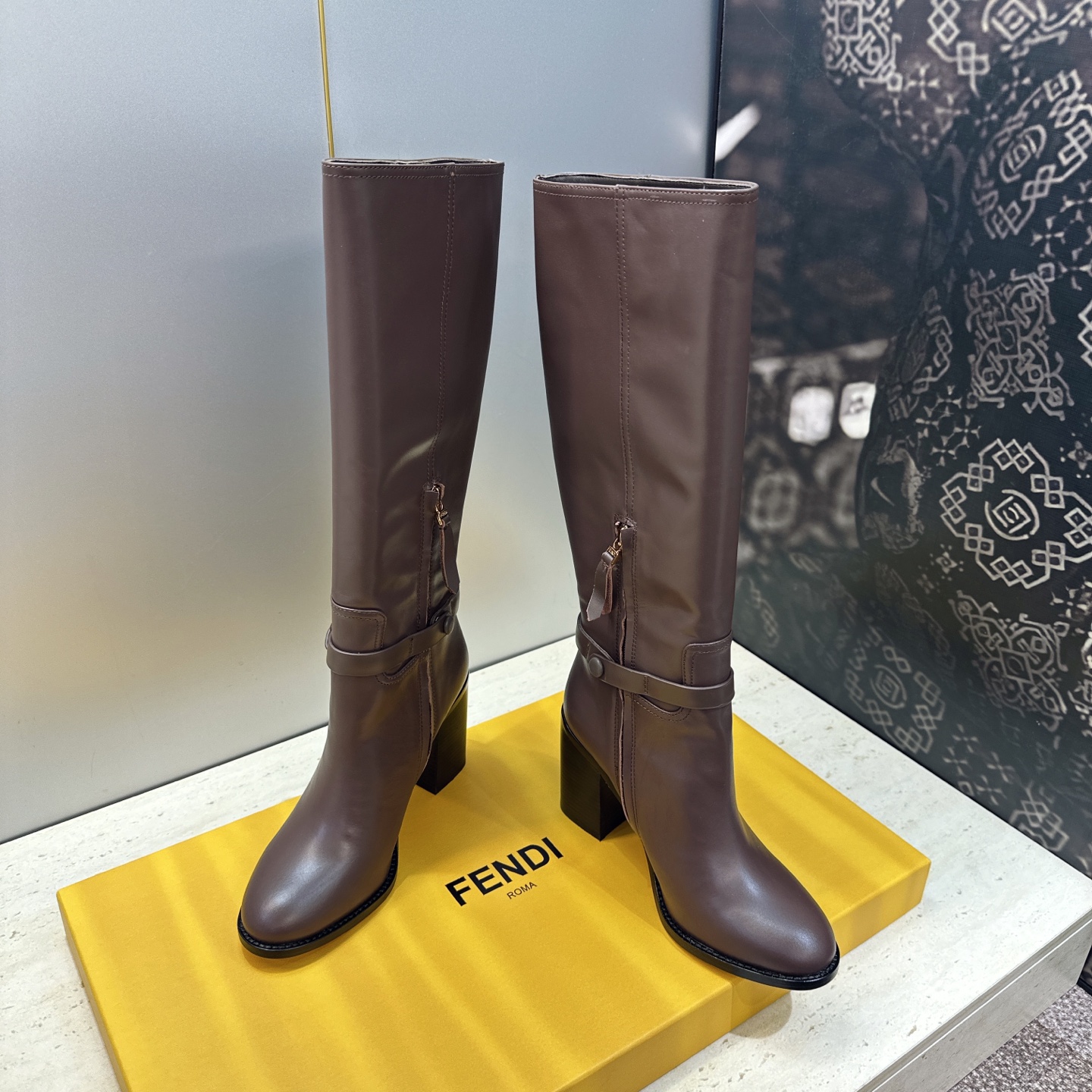 芬迪 Fendi. 2026秋冬新款系列高筒及膝流苏粗跟马丁女长靴 F家字母logo五金皮带扣高跟圆头侧拉链机车骑士靴 芬迪 Fendi. 2026秋冬新款系列高筒及膝流苏粗跟马丁女长靴 F家字母logo五金皮带扣高跟圆头侧拉链机车骑士靴
