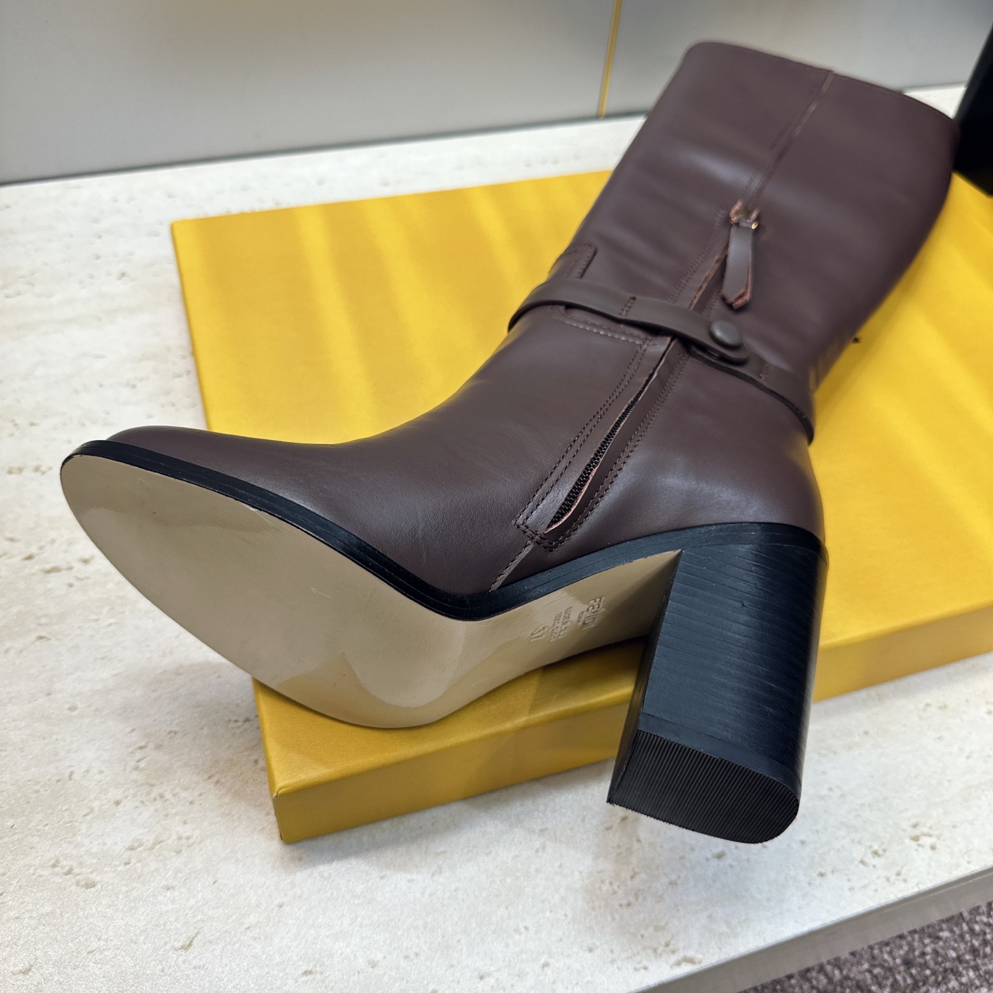 芬迪 Fendi. 2026秋冬新款系列高筒及膝流苏粗跟马丁女长靴 F家字母logo五金皮带扣高跟圆头侧拉链机车骑士靴 芬迪 Fendi. 2026秋冬新款系列高筒及膝流苏粗跟马丁女长靴 F家字母logo五金皮带扣高跟圆头侧拉链机车骑士靴